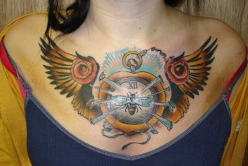 Tatuagem no peito da menina - relógio de bolso com asas