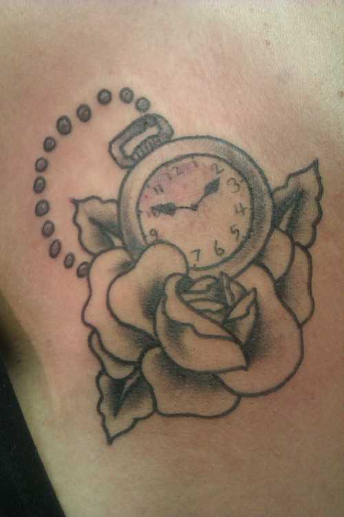 Tatuagem no peito da menina - relógio de bolso e rosa