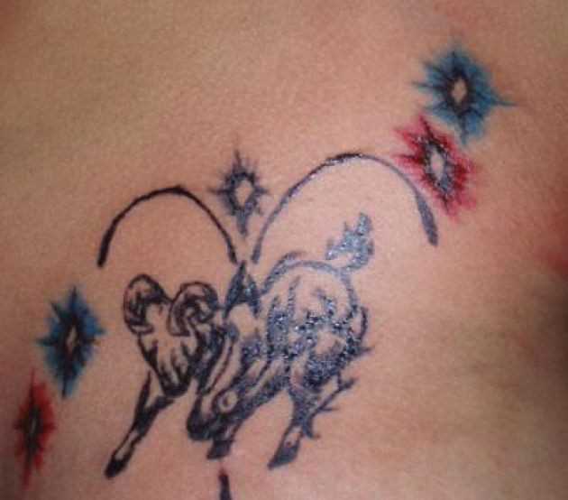 Tatuagem no peito da menina - signo de áries