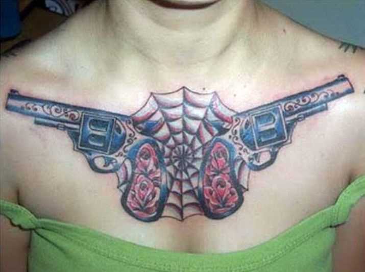 Tatuagem no peito da menina - teia de aranha, rosas e pistolas