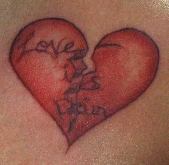 Tatuagem no peito da menina - um coração partido e inscrição