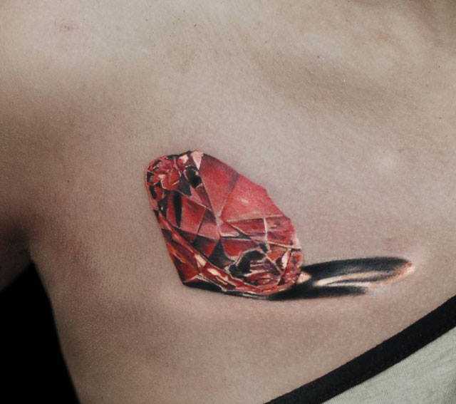 Tatuagem no peito da menina - vermelho diamante