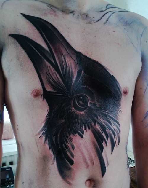 Tatuagem no peito de um cara - a cabeça de um corvo