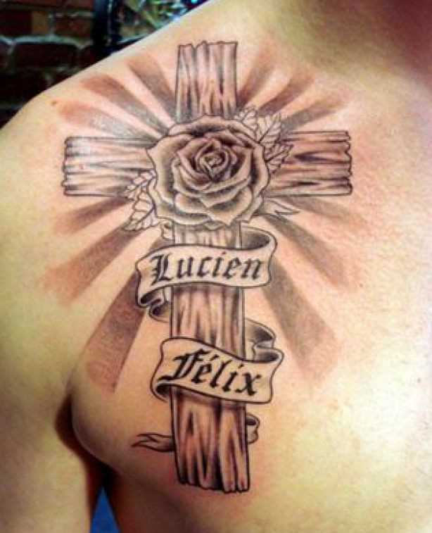 Tatuagem no peito de um cara - a cruz, a rosa e a inscrição