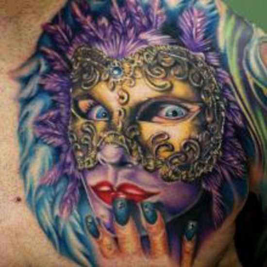 Tatuagem no peito de um cara - a menina para dentro da máscara