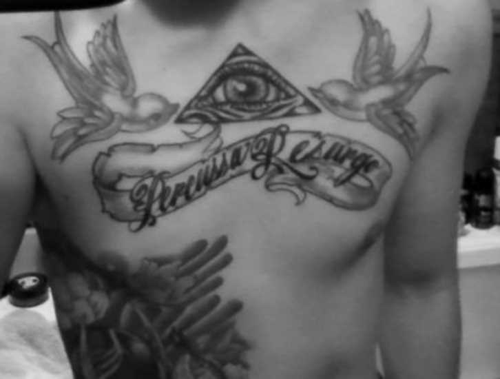 Tatuagem no peito de um cara - a pirâmide com o olho, andorinhas e inscrição