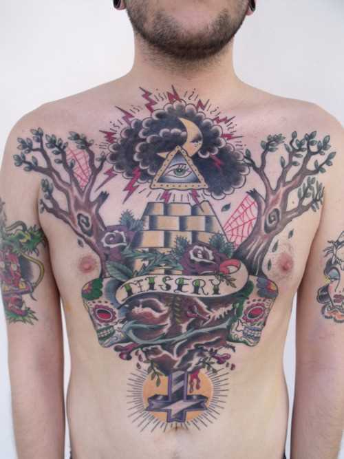Tatuagem no peito de um cara - a pirâmide com o olho, árvores e inscrição