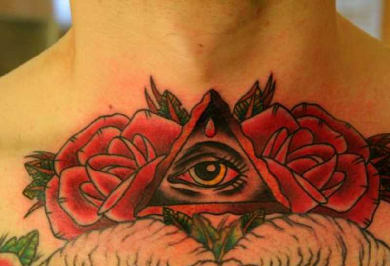 Tatuagem no peito de um cara - a pirâmide com o olho e a rosa