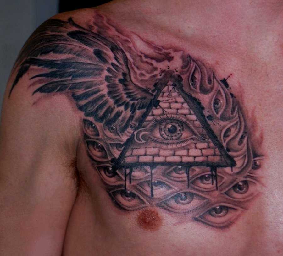 Tatuagem no peito de um cara - a pirâmide com o olho e asas e olhos