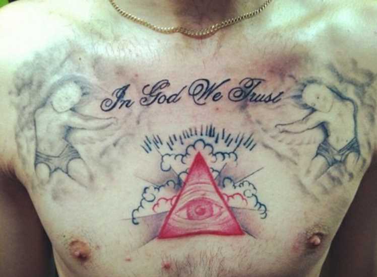 Tatuagem no peito de um cara - a pirâmide com o olho e inscrição