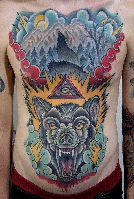 Tatuagem no peito de um cara - a pirâmide com o olho e o lobo