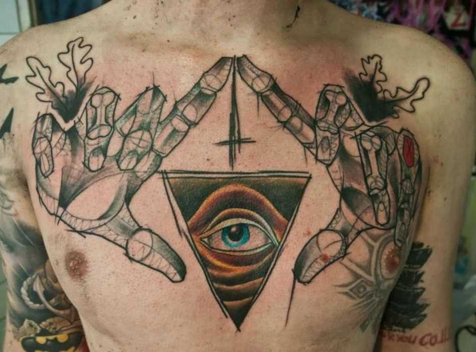 Tatuagem no peito de um cara - a pirâmide com o olho em mãos