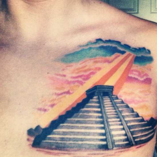 Tatuagem no peito de um cara - a pirâmide e a luz solar