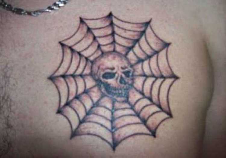 Tatuagem no peito de um cara - a web e o crânio