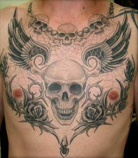 Tatuagem no peito de um cara - asas com uma caveira, rosa, homem-aranha e teia de aranha
