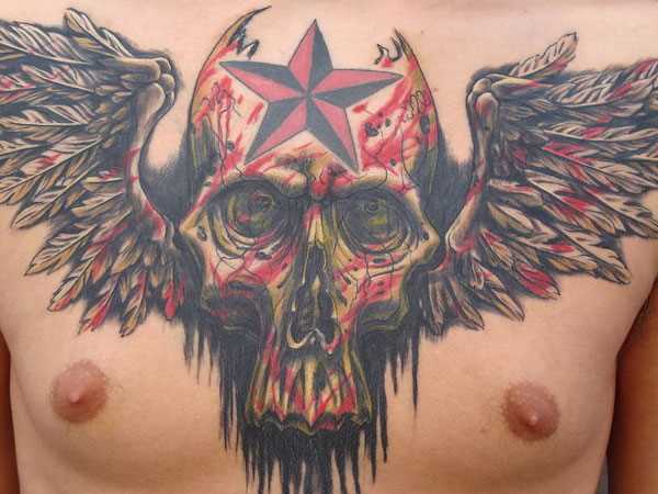 Tatuagem no peito de um cara - asas e o crânio com uma estrela