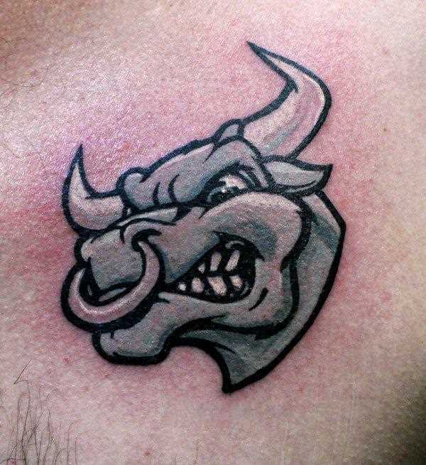 Tatuagem no peito de um cara - cabeça de touro
