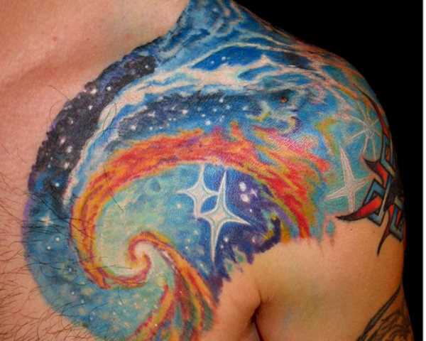 Tatuagem no peito de um cara como o espaço