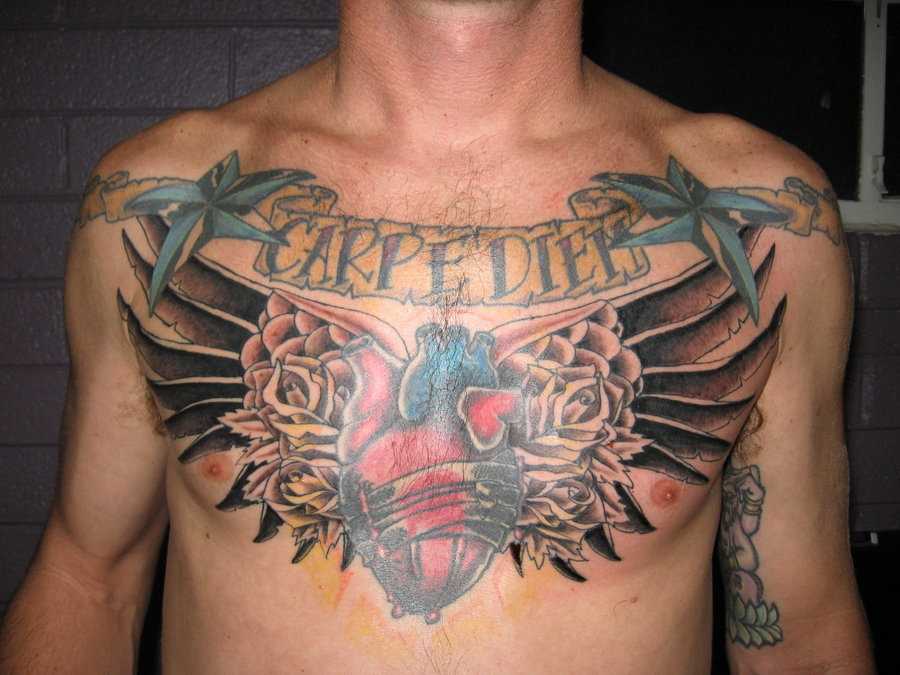 Tatuagem no peito de um cara - de- asas, rosas, estrelas, coração e inscrição