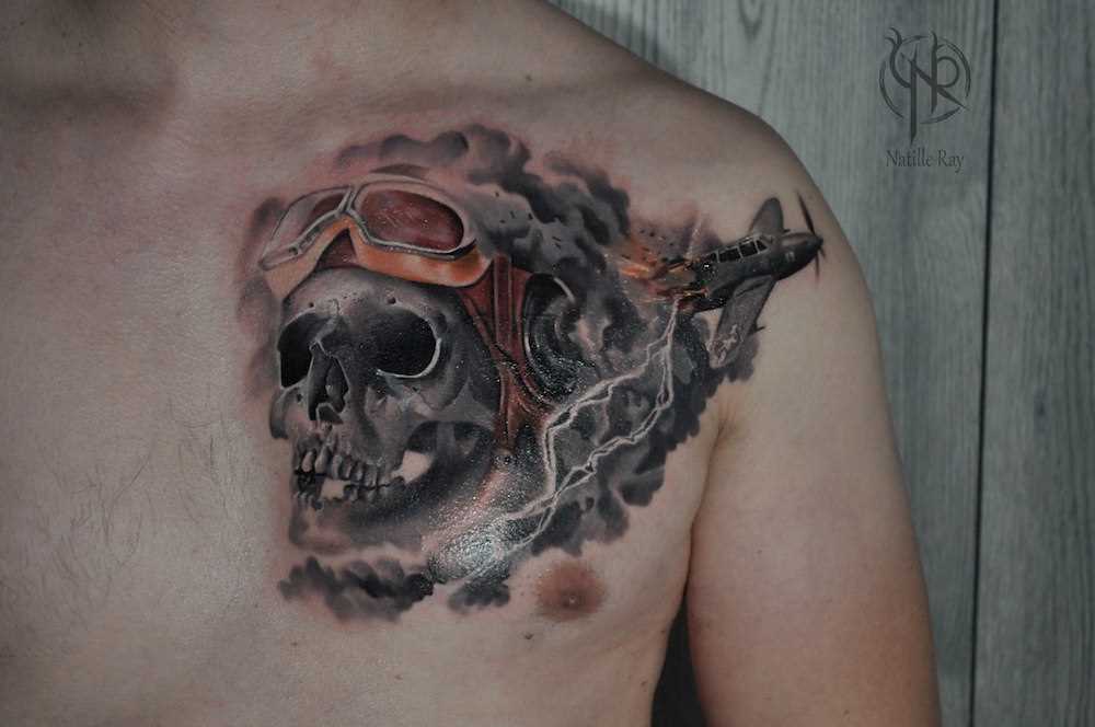 Tatuagem no peito de um cara de crânio com o avião