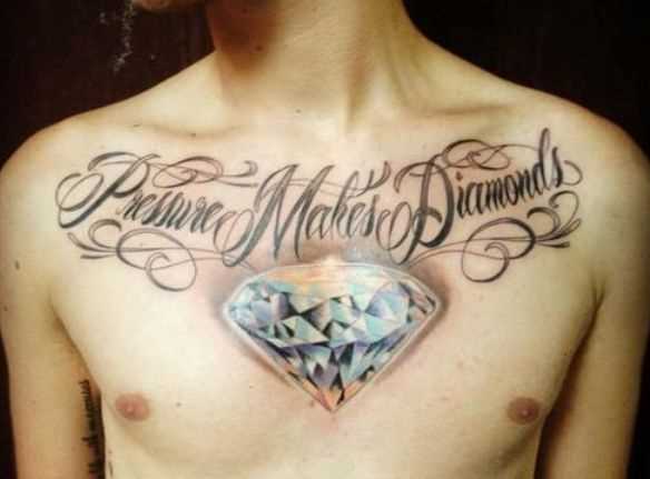 Tatuagem no peito de um cara - de diamante e legenda em inglês