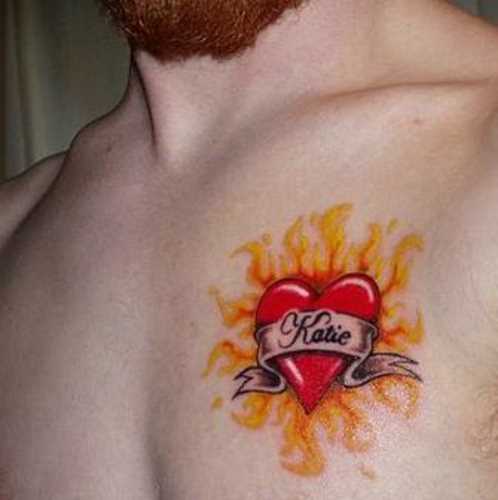 Tatuagem no peito de um cara - de- fogo, o coração e a inscrição em como nome feminino