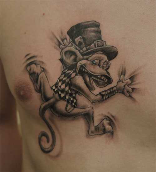 Tatuagem no peito de um cara - de- macaco