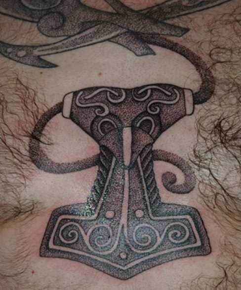 Tatuagem no peito de um cara - de-martelo