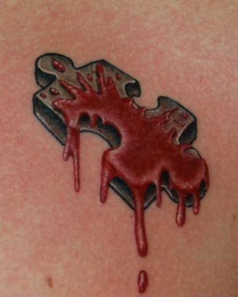 Tatuagem no peito de um cara de quebra - cabeça com o sangue