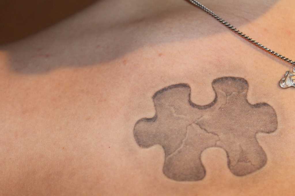 Tatuagem no peito de um cara de quebra - cabeça