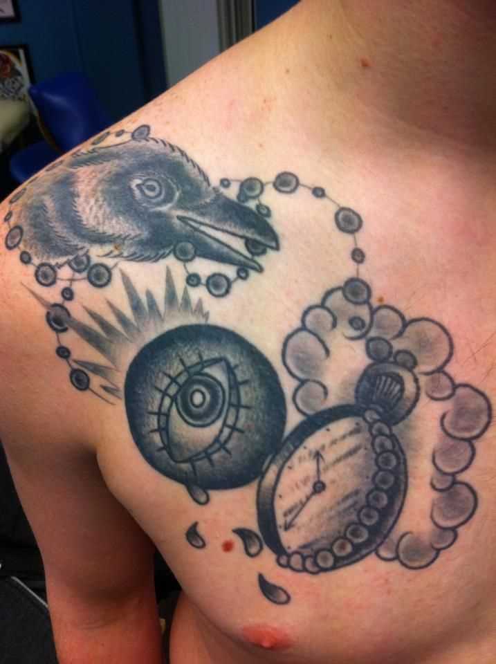 Tatuagem no peito de um cara - de relógios de bolso, os olhos e o corvo