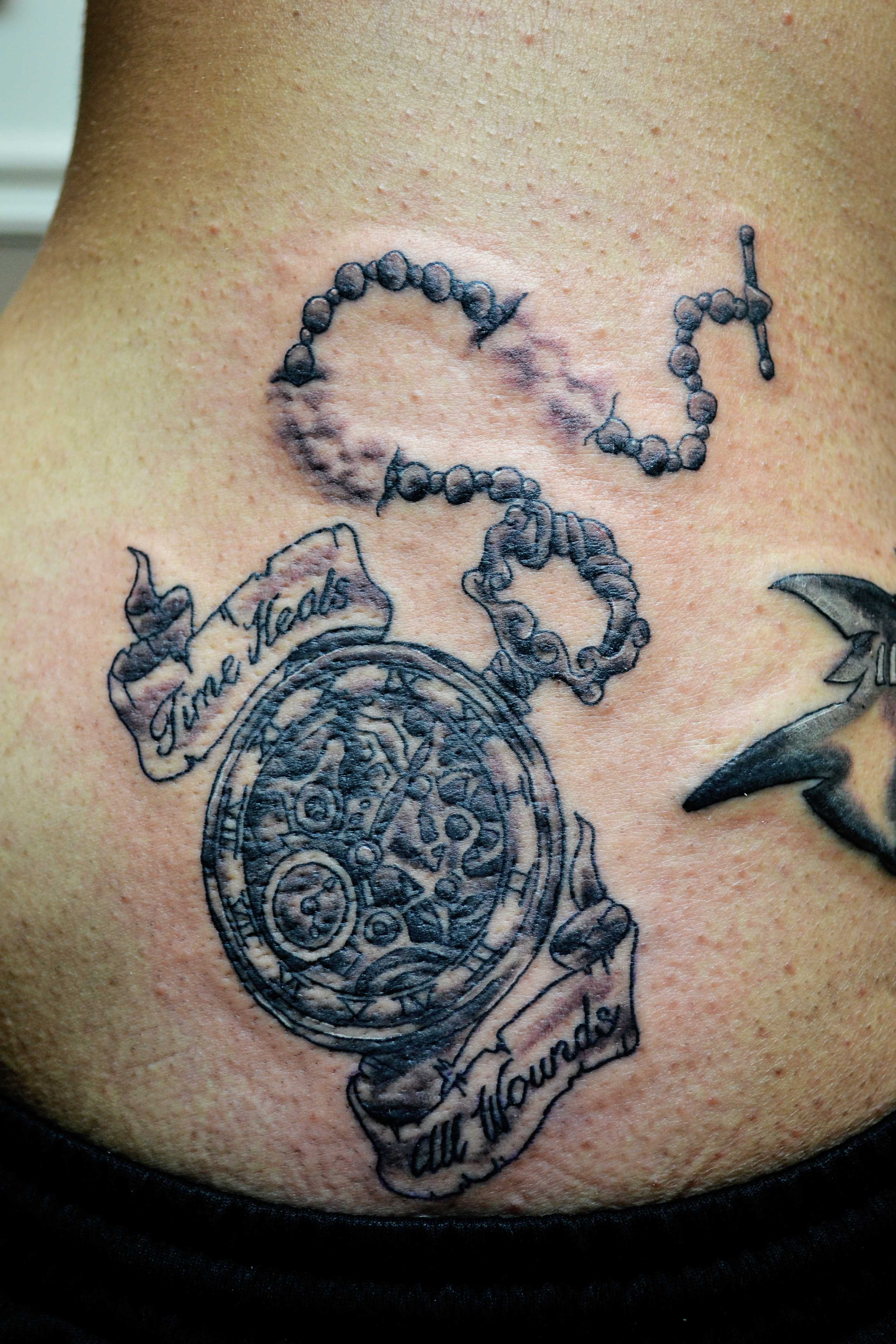 Tatuagem no peito de um cara - de relógios de bolso