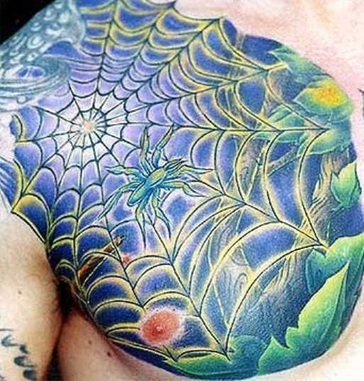 Tatuagem no peito de um cara - de- teia de aranha e a aranha
