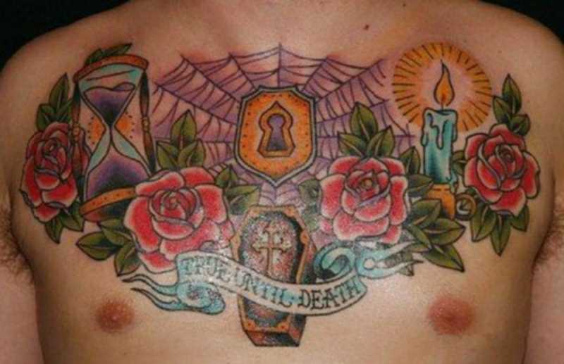 Tatuagem no peito de um cara - de- teia de aranha, rosas, velas, caixão, a ampulheta e a inscrição