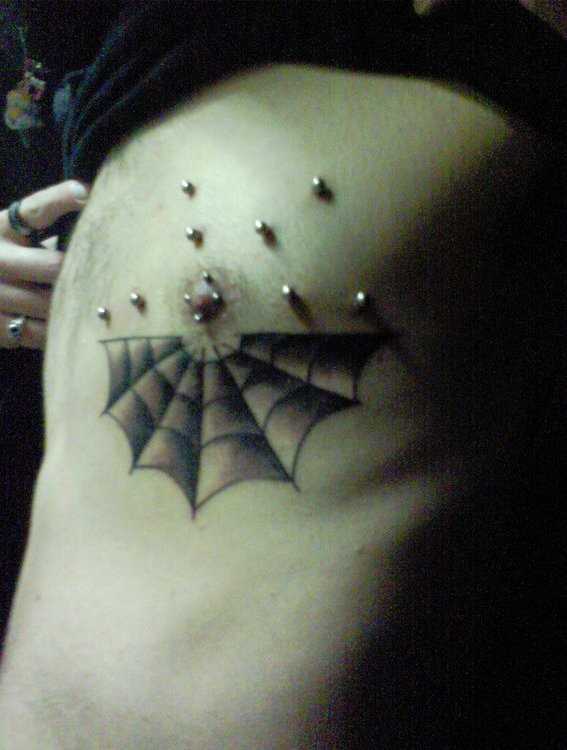 Tatuagem no peito de um cara - de- teia de aranha