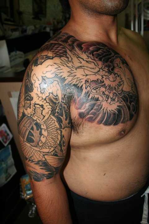 Tatuagem no peito de um cara em forma de dragão