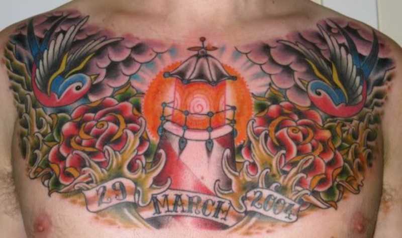 Tatuagem no peito de um cara - farol, andorinhas, rosas e inscrição