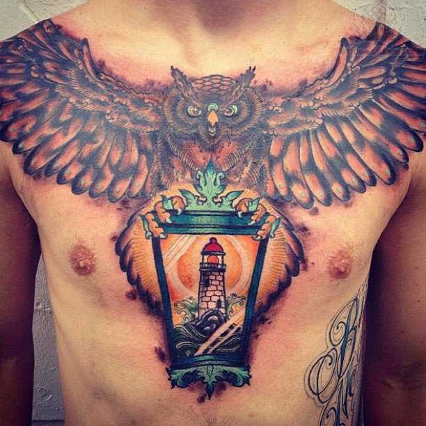 Tatuagem no peito de um cara - farol, lanterna e coruja