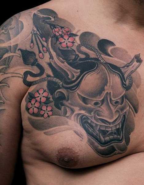 Tatuagem no peito de um cara - ímpios máscara