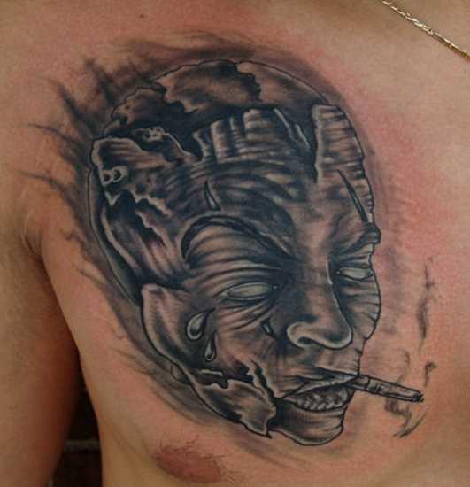 Tatuagem no peito de um cara - máscara com o cigarro