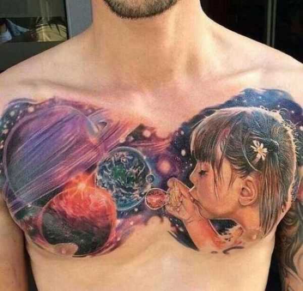 Tatuagem no peito de um cara - o espaço