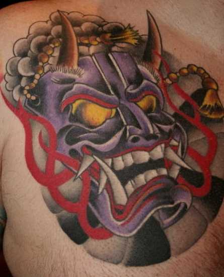 Tatuagem no peito de um cara - o mal máscara