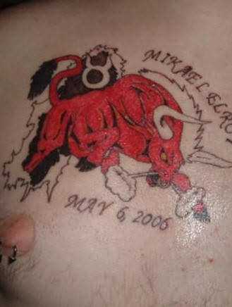 Tatuagem no peito de um cara - o touro e a inscrição