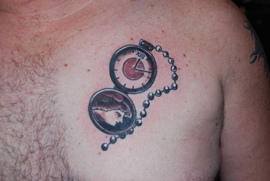 Tatuagem no peito de um cara - relógio de bolso com o retrato de