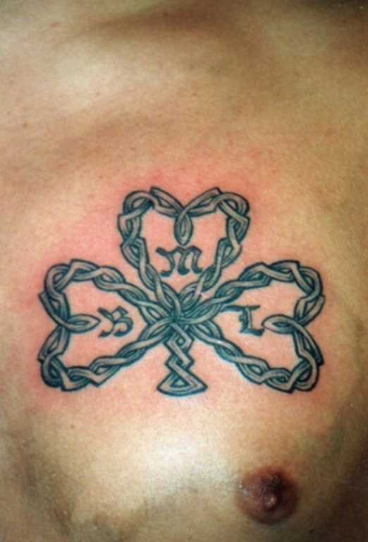 Tatuagem no peito de um cara - trevo do padrão