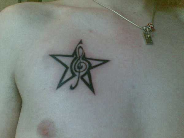 Tatuagem no peito do cara - a clave de sol e a estrela