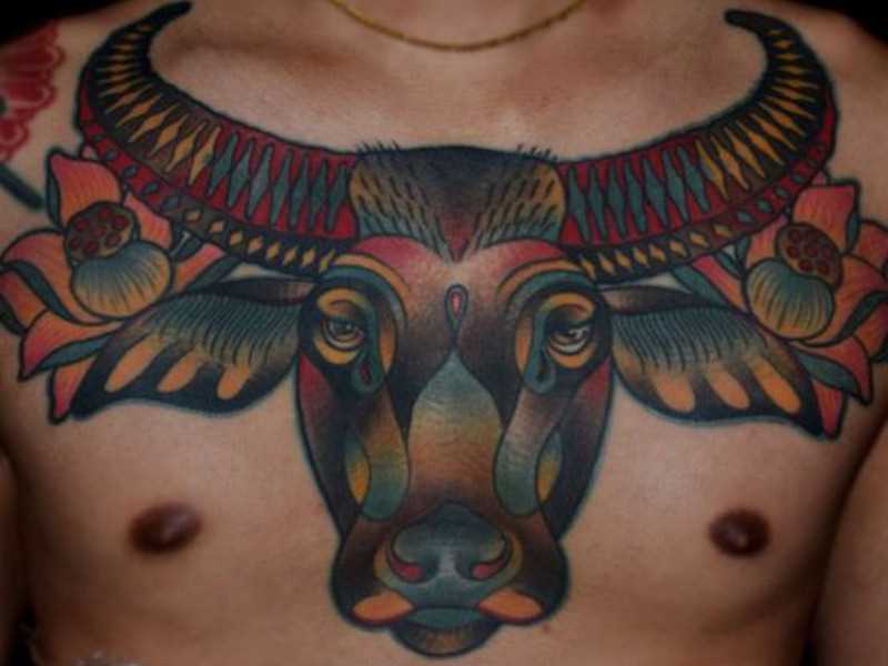 Tatuagem no peito do cara - cabeça de touro