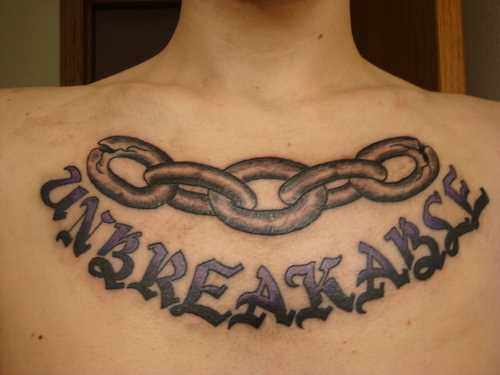 Tatuagem no peito do cara - circuito e inscrição