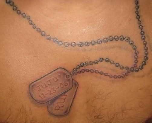 Tatuagem no peito do cara com corrente e pingentes militares