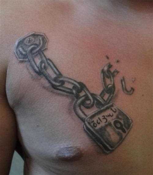 Tatuagem no peito do cara - corrente com cadeado